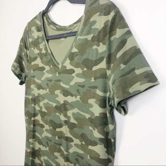 AMAZON ESSENTIALS | Short Sleeve V-Neck Camouflage Tee Women’s Size Medium - Picture 2 of 6